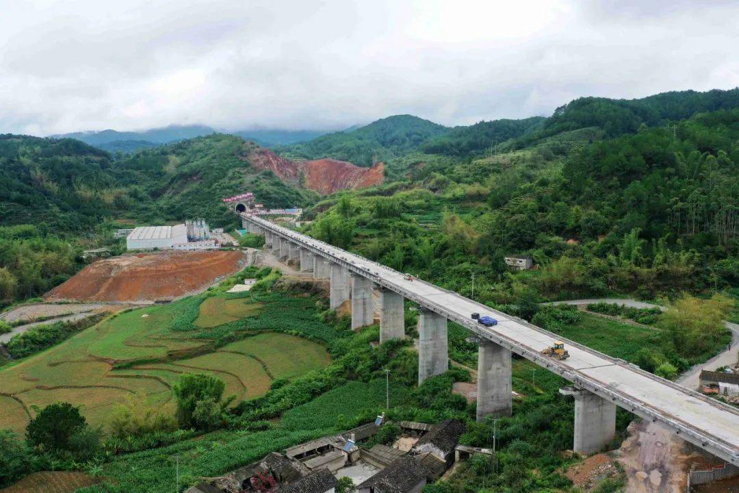 中老铁路和平隧道今天贯通!普洱茶"坐火车"畅销不远了