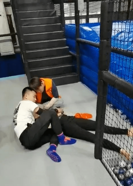 下体|监控曝光可怕一幕：值得每位家长警醒！女孩下体撕裂只因做了这件事