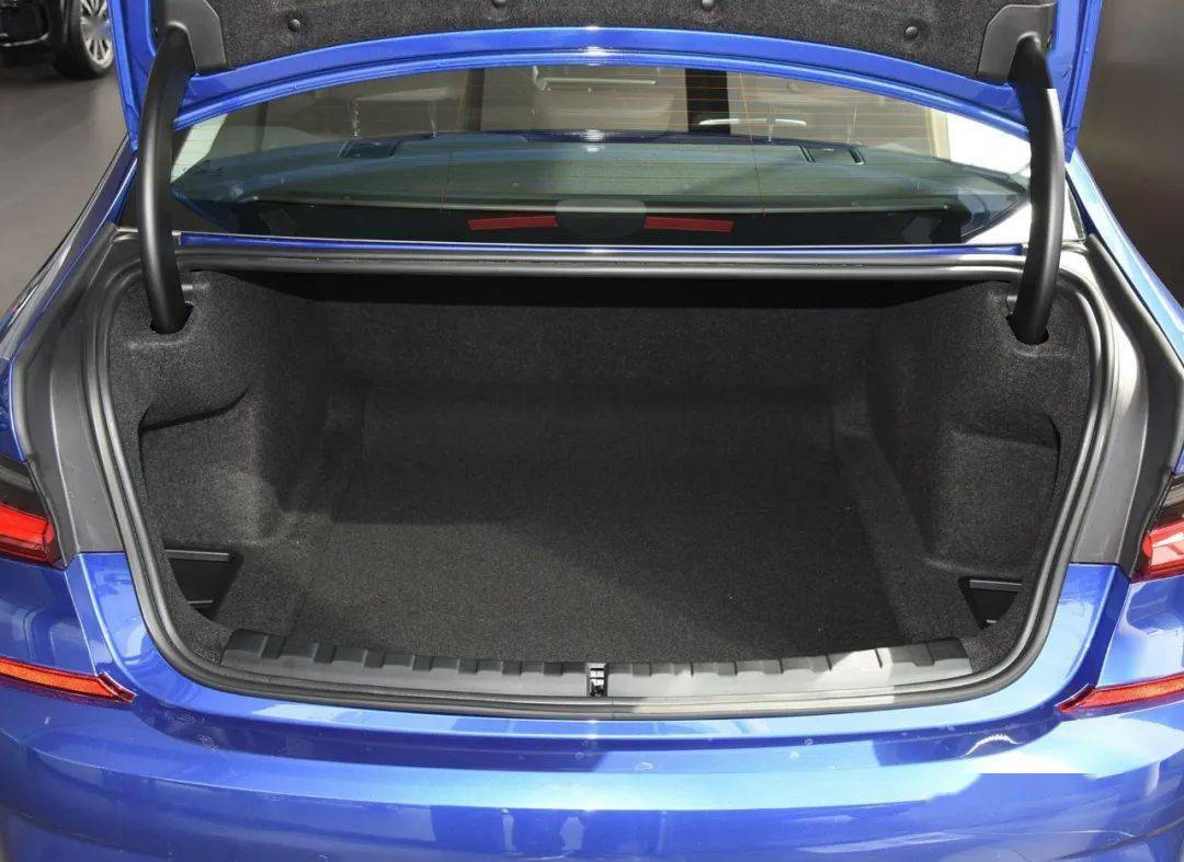 2020款325li m运动套装后备箱