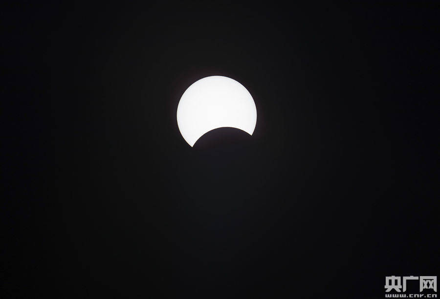 张佳琪|夏至日遇上“金边日食” 北京地区可观测到“日偏食”