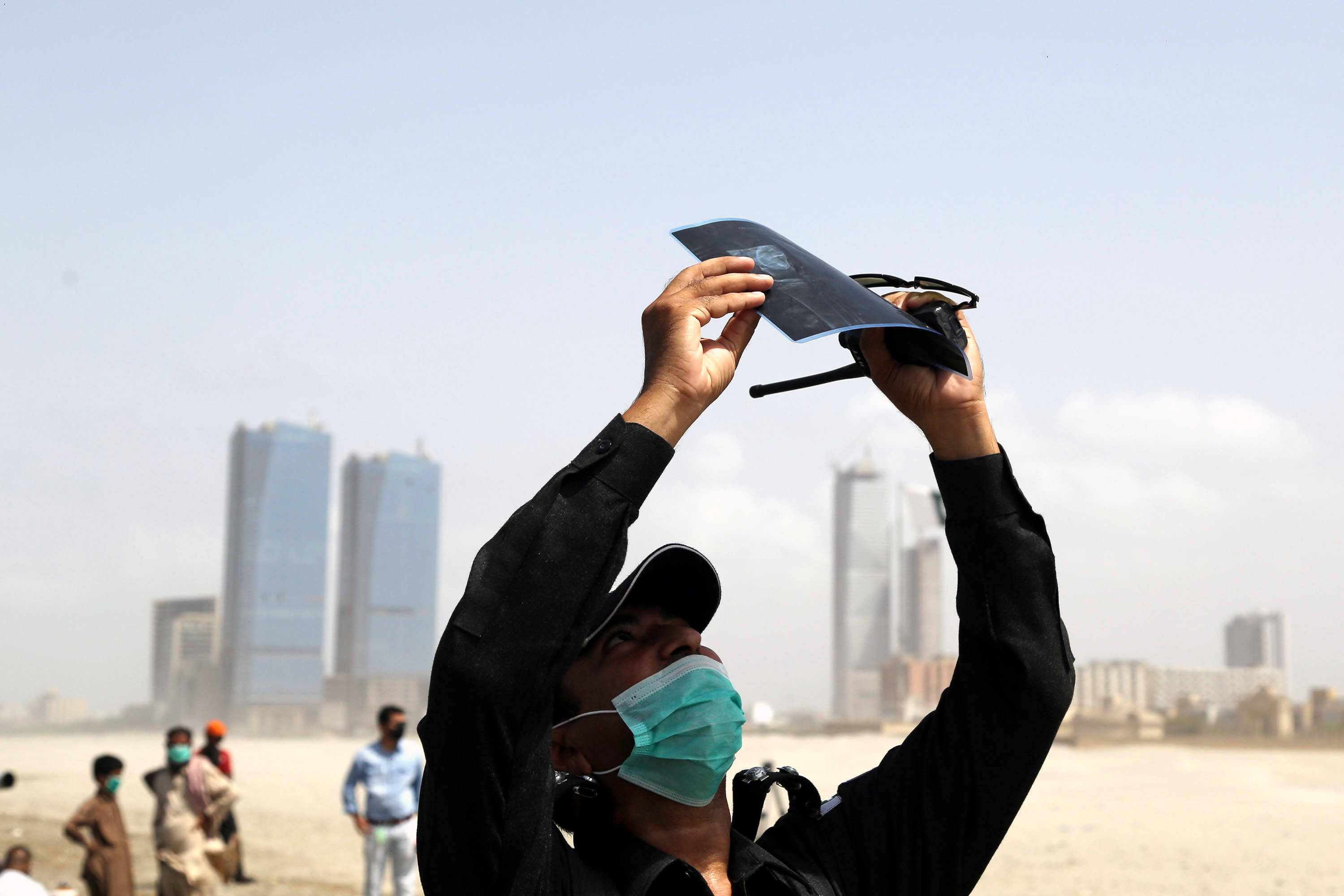 照片|日食现身天宇