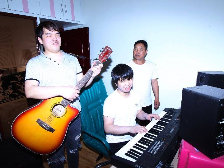 尹聪|盲人兄弟写歌给父亲：“我多想看你一眼”