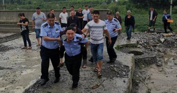 三岔镇|惊险！七旬老人不慎掉入河中 民警奋不顾身火速救援