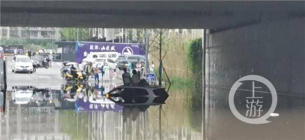 沙坪坝|雨后桥下积水 司机“不知深浅”致2人被困车顶