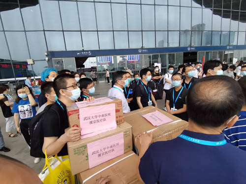 医学|“北京，我们来了！”武汉多家医院冒雨出征驰援北京