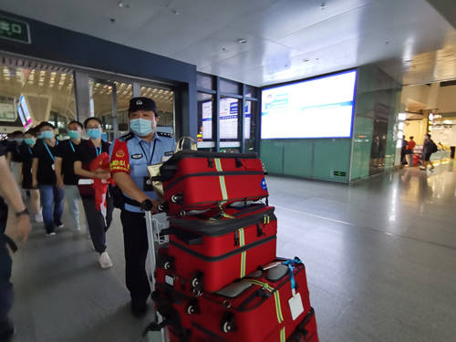 医学|“北京，我们来了！”武汉多家医院冒雨出征驰援北京