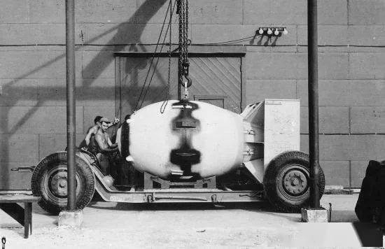 图注:胖子原子弹,里面填装的就是元素钚