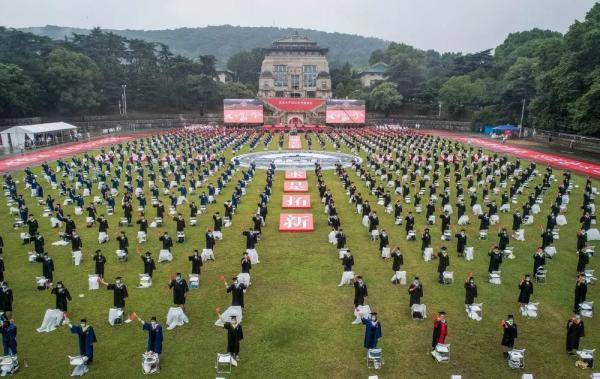 武大为烈士和逝世同胞默哀：特殊的毕业礼，特别的人生课