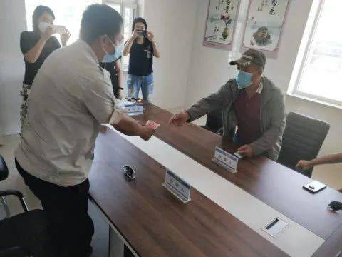 七旬老人口罩_老人戴口罩