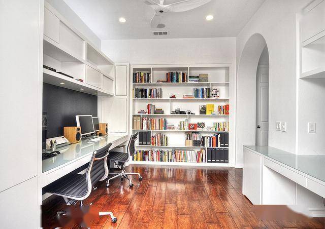 白色家庭办公室:将舒适性与美学,实用性与形式相结合