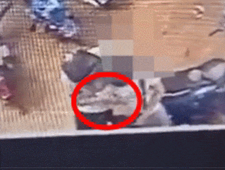 摸其胸部进行猥亵