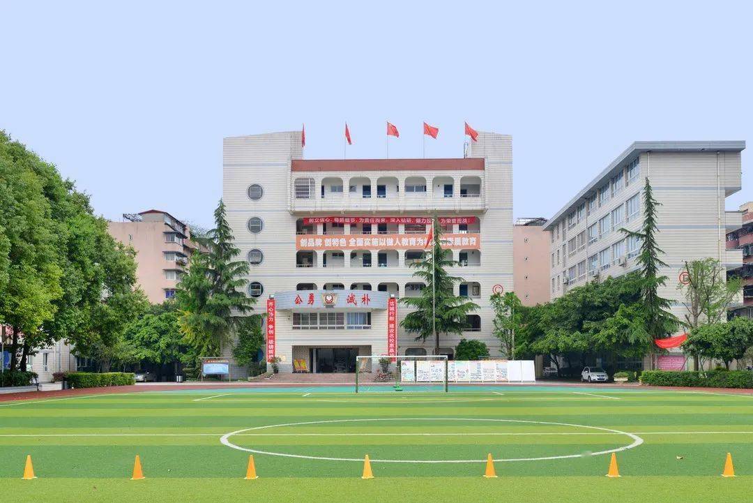 学校秉承列五中学办学理念,与列五中学实行一体化管理,学校全面实施以