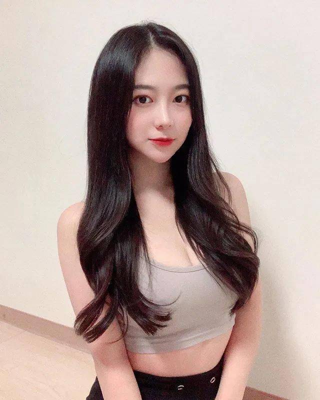 健身房里的微胖女孩,促了!_美女