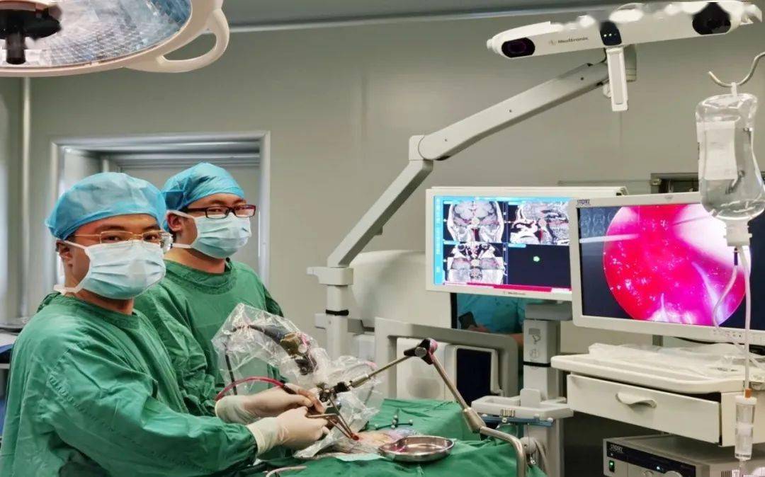 右医附院神经外科专家应用神经导航辅助神经内镜微创手术新技术,为脑