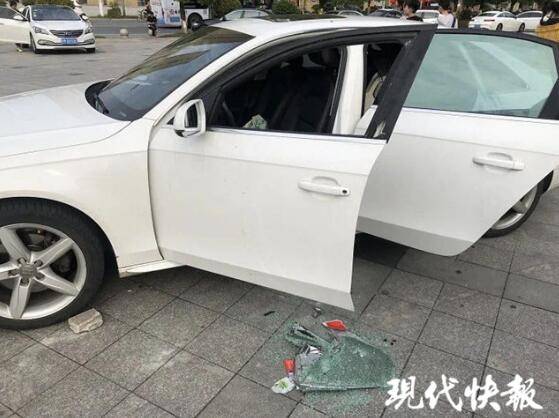 15个月大孩子被锁车内，13岁小学生钻车窗救人