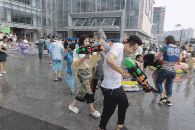 到底谁是江门水枪之神&水球之王 只要你够胆量,不怕湿身 就放马过来!