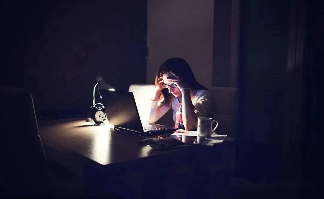 半夜醒:夜醒型失眠 睡眠浅,多梦,易醒,经常半夜醒来就再也睡不着了