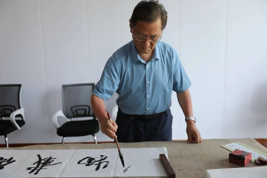 中国书法家协会会员,著名毛体书法家:李明和