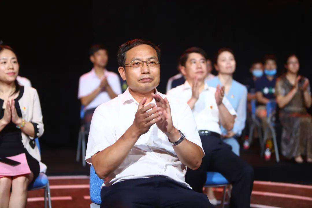 自治区党委组织部副部长,自治区两新组织党工委书记  韦家宾和《红色