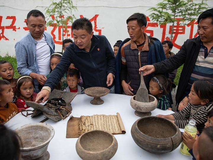 彝族村来了位能干的藏族干部