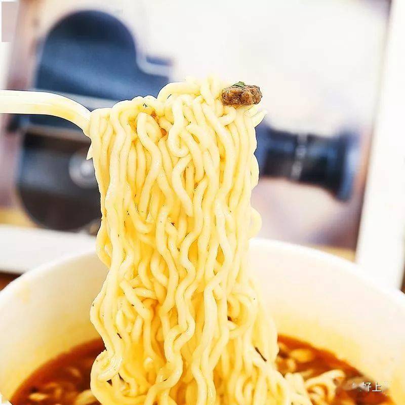 那时候,方便面开始风靡上海滩,从捏碎吃的着味面到营多捞面,小浣熊