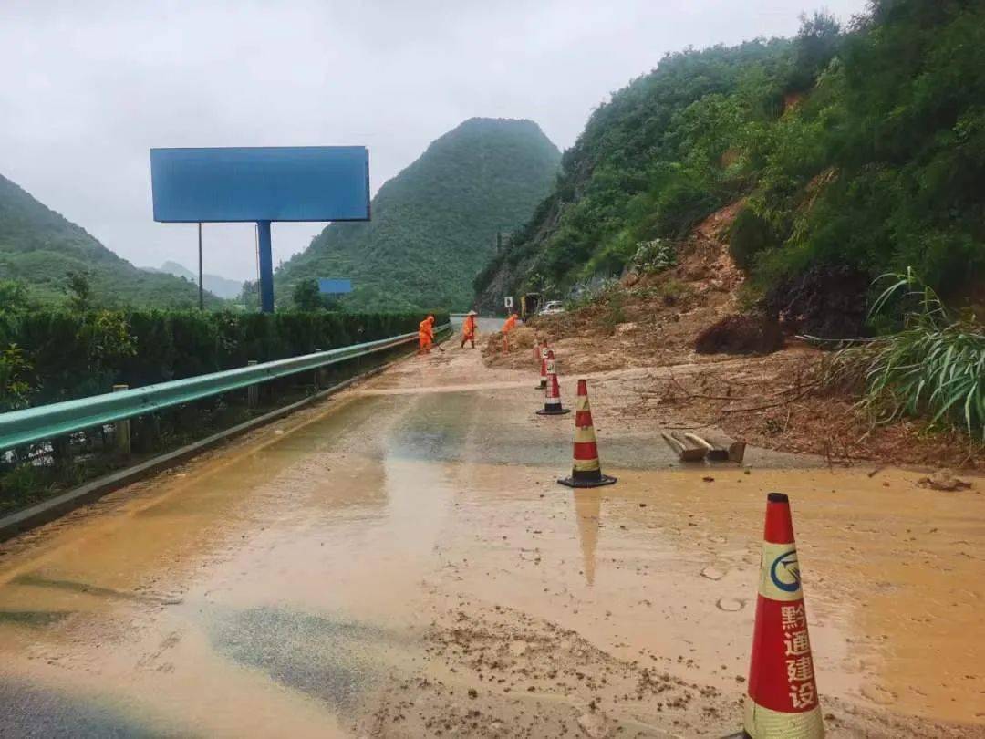 无,边坡塌方,借道通行 s50惠兴高速36km 800m(惠水往安顺方向,小