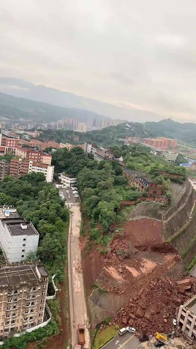 通惠往万盛方向高速路山体滑坡!暴雨过后,綦江竟