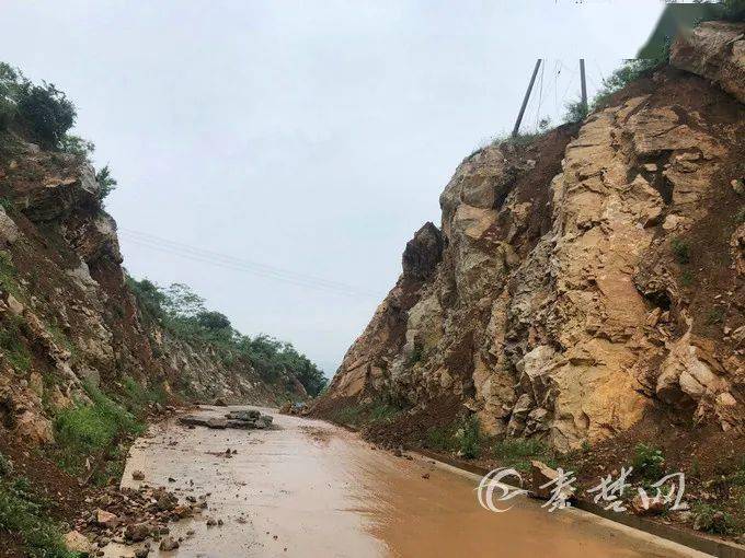 丹江口市环库路凉水河段确保公路通行正常,安全对出现的险情及时处理