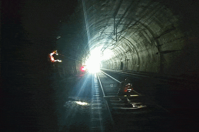 让飞驰的列车安全通过隧道