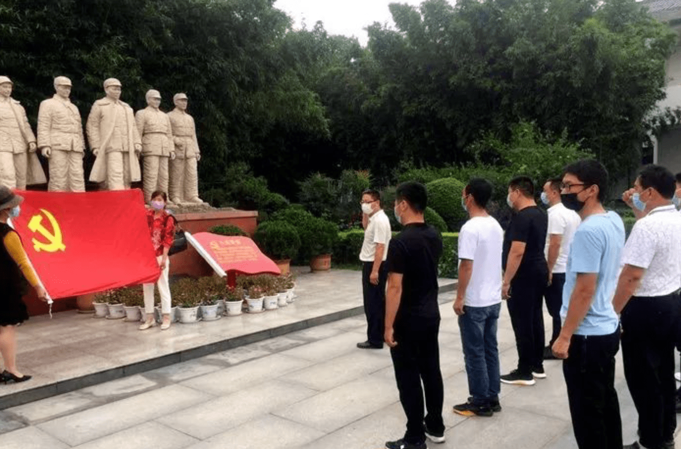 常庄镇组织新党员在竹沟革命纪念馆举行入党宣誓