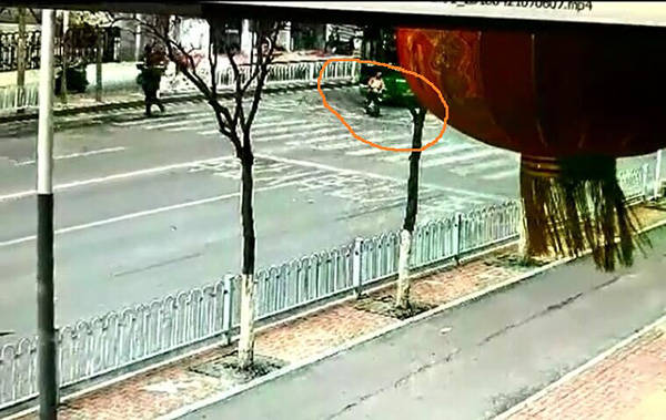 恒耀注册车主撞伤公交前横过马路女生被定同责,主办交警认为定责有误(图2) 恒耀注册车主撞伤公交前横过马路女生被定同责,主办交警认为定责有误(图2)