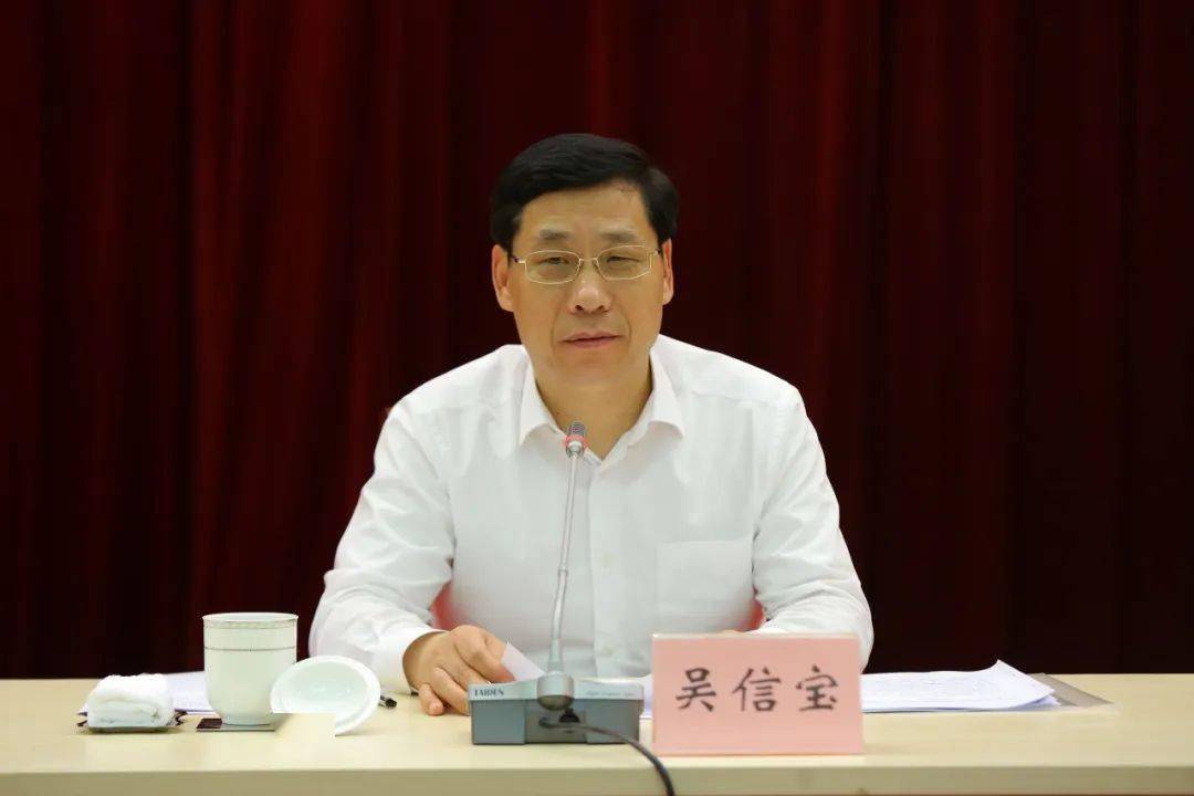 区人大常委会主任吴延风,区政协主席石宝珍出席会议.