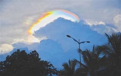 海口上空现七彩祥云
