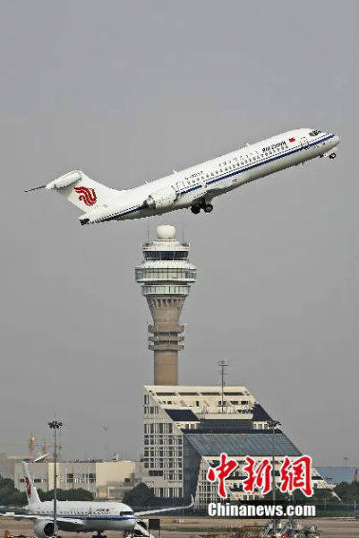 国产ARJ21交付三大航 听老中青三代和“阿娇”的