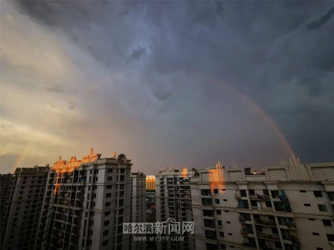 10级狂风,瓢泼大雨,冰雹四溅,闪电撕空,万丈积雨云,光瀑,双霓虹