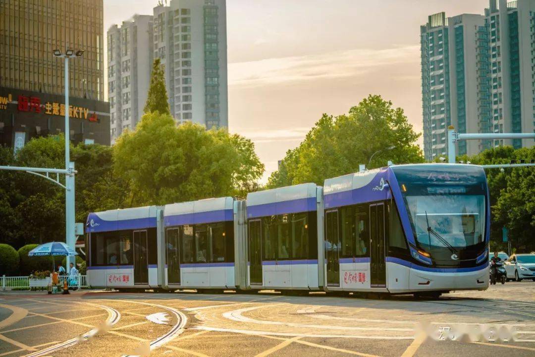 比较大的电车 d652219c3d674c6f94d8052c3f39d6d0.jpeg