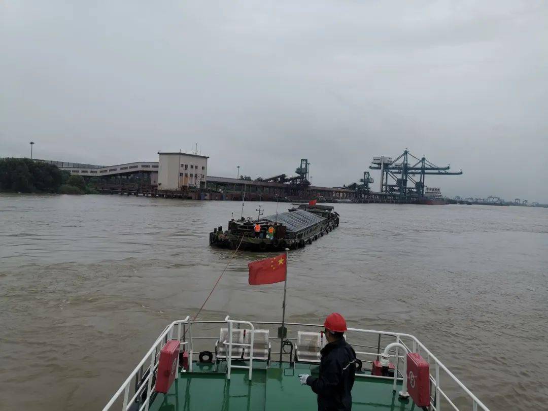 海巡艇果断带上缆绳,尽力稳住失控船船位,执法人员要求船上人员不要