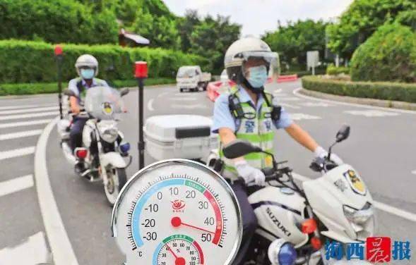 成功大道地面温度46℃  市公安局交警支队快速路中队骑警正在巡逻