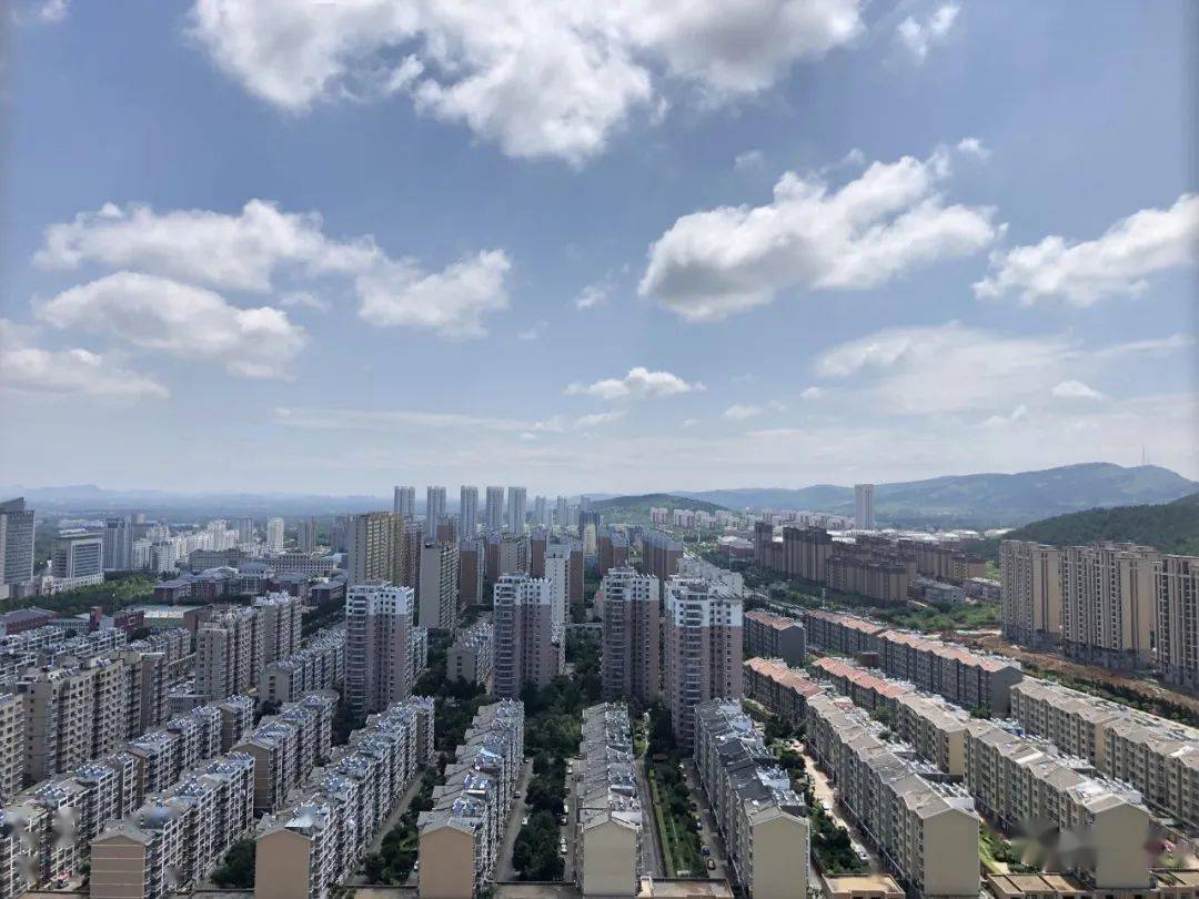 人的朋友圈 猝不及防地被蓝天白云给刷屏了 站在高处 俯瞰枣庄新城
