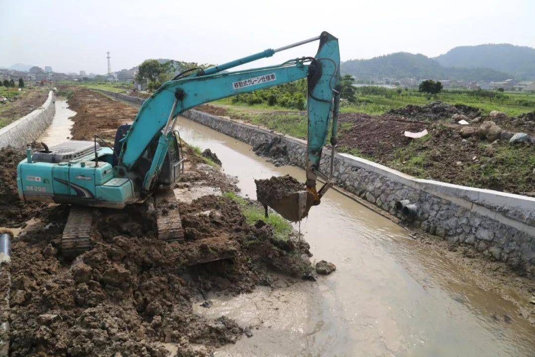 施工图确保河道在汛期期间排水畅通无阻正在紧张施工中二台挖掘机清理