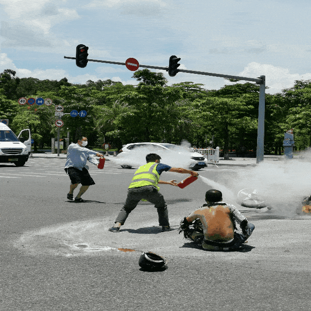 涉事的公交车和摩托车有不同程度的损坏, 摩托车司机二级烧伤,事后送