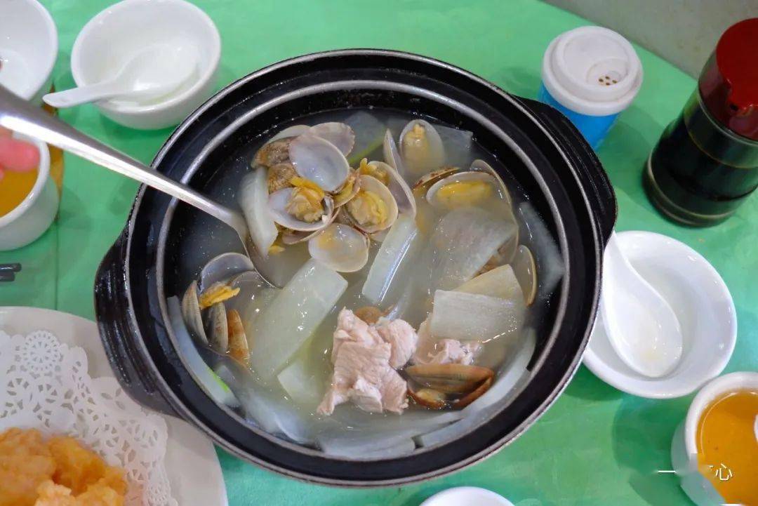 海螺冬瓜汤就是本地的家常汤,清淡宜人,我看隔壁桌点了一煲电饭煲汤