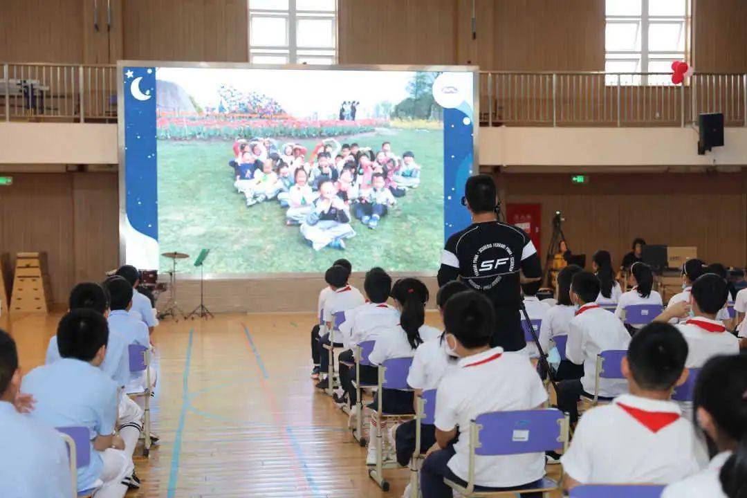 明德励志博学笃行奉贤区明德外国语小学2020届毕业典礼