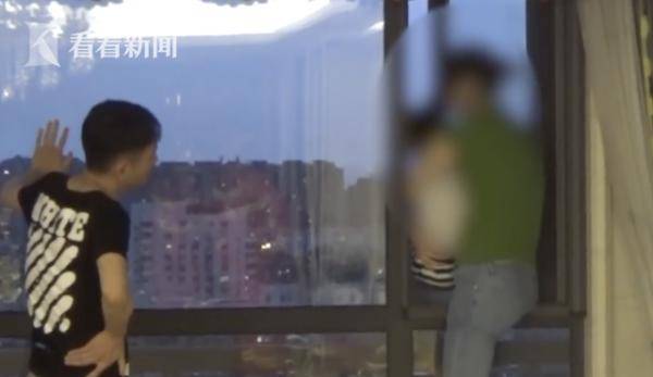 孩子|女子抱5岁儿子坐22楼窗口 消防员救人后撒了个谎