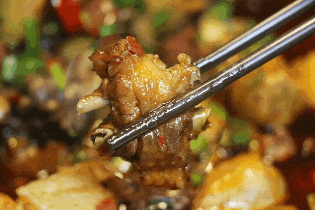 香浓的味道从鼻尖蔓延至心底 03 锅边馍馍定不能少 鸡肉和锅边馍的