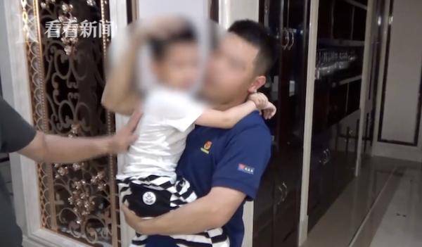 孩子|女子抱5岁儿子坐22楼窗口 消防员救人后撒了个谎