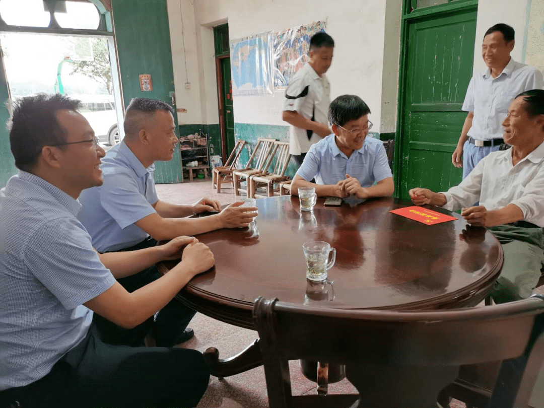 县人大常委会主任王纯在福田镇长塘村,明山村看望慰问困难党员,把党和