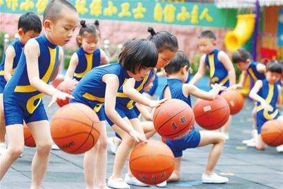 搞笑GIF动图:臭男人,你滚粗,不许你亲我的人!要亲就亲我!