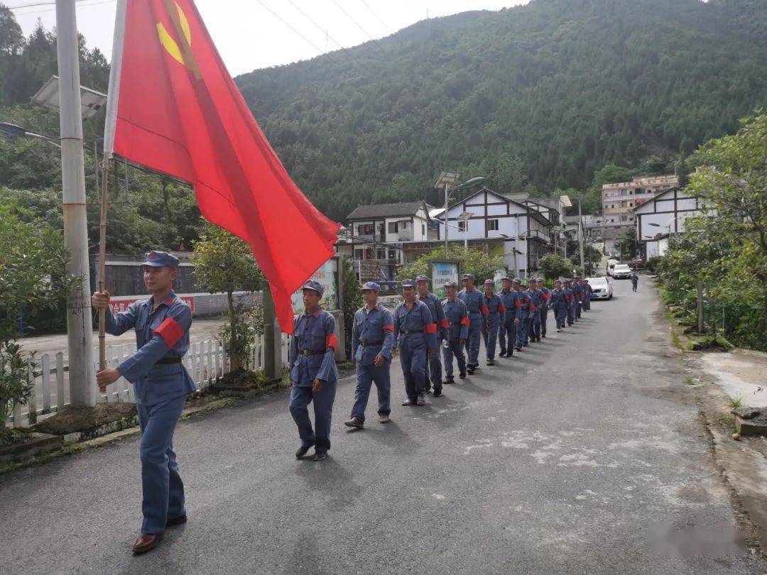 安场镇自强村:庆七·一 重温红军"长征路"