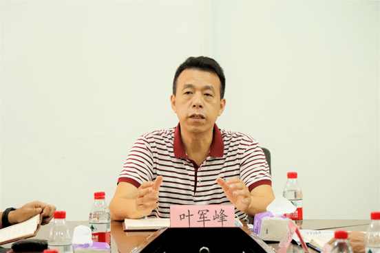 叶军峰校长讲话会上,学院院长丁世勋感谢叶校长到基层聆听民声民意,并